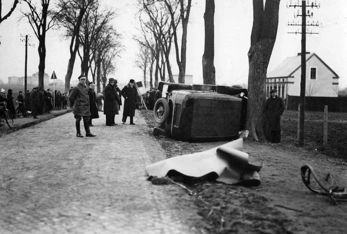 1936 r. Wypadek samochodowy na trasie Poznań-Żegrze.
