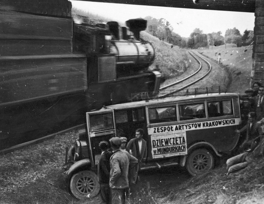 1933 r. Wypadek drogowy autobusu przewożącego aktorów Teatru Ziemi Krakowskiej (teatru objazdowego Tadeusza Pilarskiego) pod Samborem. Rozbity autobus teatralny w pobliżu przejeżdżającego pociągu pospiesznego, prowadzonego przez parowóz Tr 12.