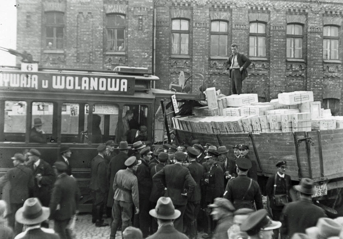 Warszawa, 1935 r. Zderzenie tramwaju z samochodem ciężarowym na skrzyżowaniu ulic 11 listopada i Kowieńskiej. Widoczny fragment zniszczonego wagonu tramwajowego typu A, ciężarówka oraz tłum gapiów.