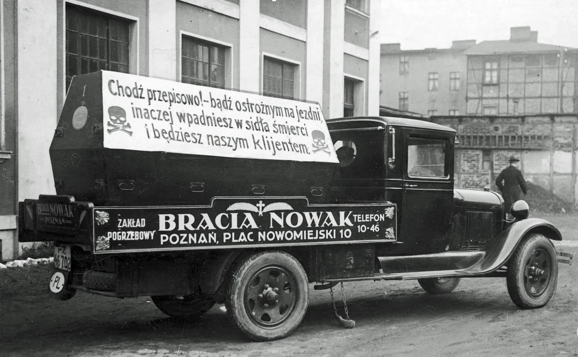 Poznań, 1931 r. Akcja "Tydzień nauki chodzenia". Samochód z napisem reklamowym ostrzegającym przed tragicznymi skutkami nieprawidłowego przechodzenia przez ulicę.