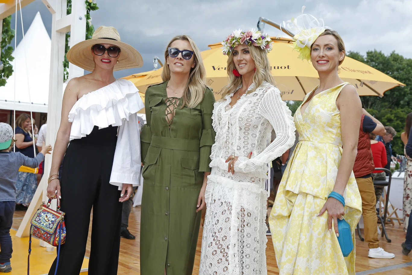 Na imprezie jeździeckiej w Gałkowie pojawiło się wiele gwiazd. Tu Kasia Sokołowska, Karolina Ferenstein-Kraśko, Karolina Szostak i Anna Kalczyńska Na imprezie jeździeckiej w Gałkowie pojawiło się wiele gwiazd. Tu Kasia Sokołowska, Karolina Ferenstein-Kraśko, Karolina Szostak i Anna Kalczyńska