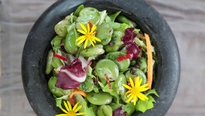 Ta sałatka to hit na upalne dni. Orzeźwia i sprawdzi się do obiadu lub na grilla 