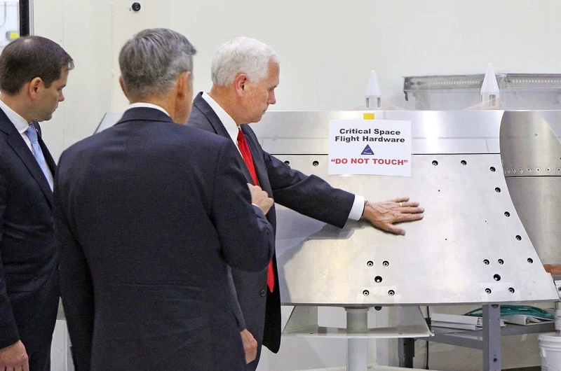 Mike Pence, wiceprezydent USA, i wiele mówiące zdjęcie z wizyty w NASA