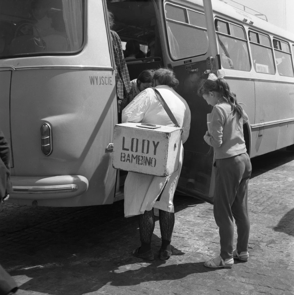 Warszawa, 05.1970. Sprzedawczyni lodów "Bambino" wsiada do autobusu