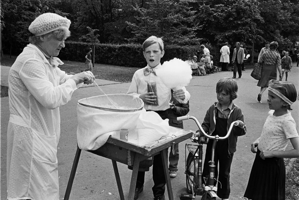 Warszawa, 1984. Wesołe miasteczko na Pradze