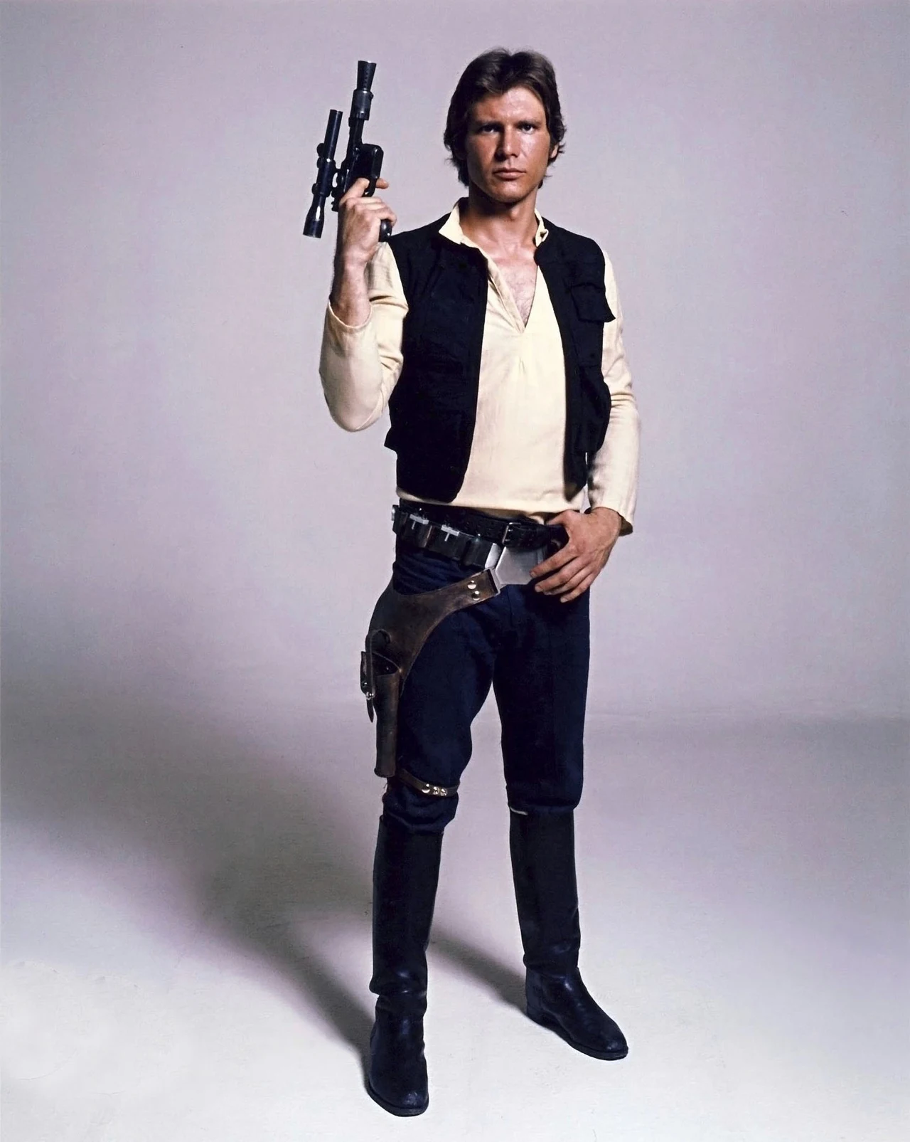 W "Gwiezdnych wojnach" (1977), nagrodzonych sześcioma Oscarami, Ford wcielił się w postać przemytnika, który razem z przyjacielem, drugim pilotem Chewbaccą, przedstawicielem rasy Wookieech, przemierza kosmos na pokładzie statku Sokół Millennium... W następnych latach artystę oglądać można było w dwóch kolejnych odsłonach gwiezdnej sagi: "Imperium kontratakuje" (1980, reż. Irvin Kershner) i "Powrocie Jedi" (1983, reż. Richard Marquand). Hana Solo aktor ponownie zagrał w 2015 roku w wyreżyserowanym przez J.J. Abramsa "Przebudzeniu Mocy" - siódmej już części serii.