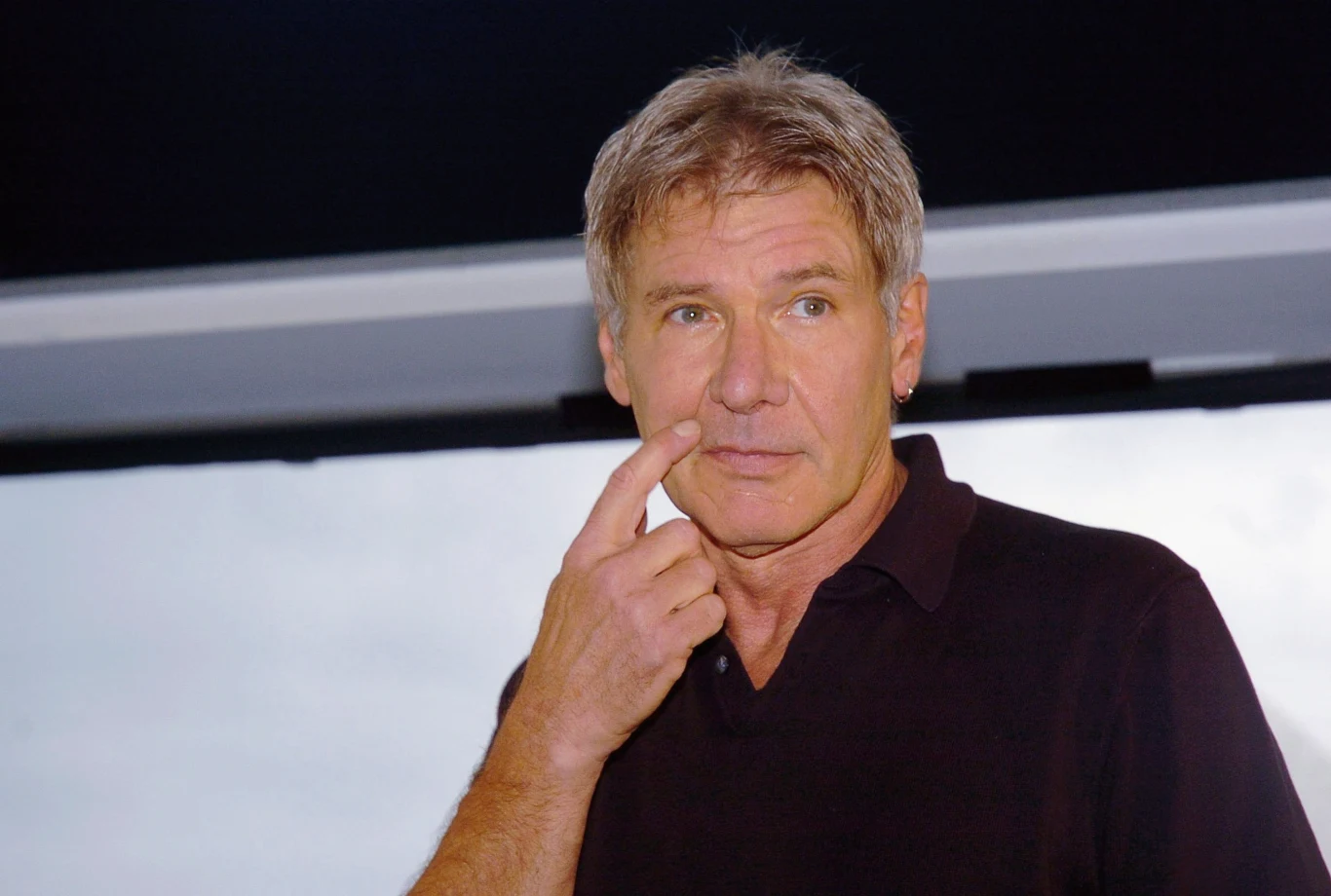 Harrison Ford urodził się 13 lipca 1942 roku w Chicago. Jego dziadkowie ze strony ojca to Irlandczycy, a ze strony matki - żydowscy imigranci z Mińska. W filmach i serialach Ford występował od połowy lat 60. Przez pierwszą dekadę aktorskiej kariery proponowano mu jednak małe role. Zarabiał niewiele i, by utrzymać rodzinę, musiał jednocześnie imać się innych zajęć.