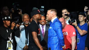 Floyd Mayweather Jr (z lewej) i Conor McGregor