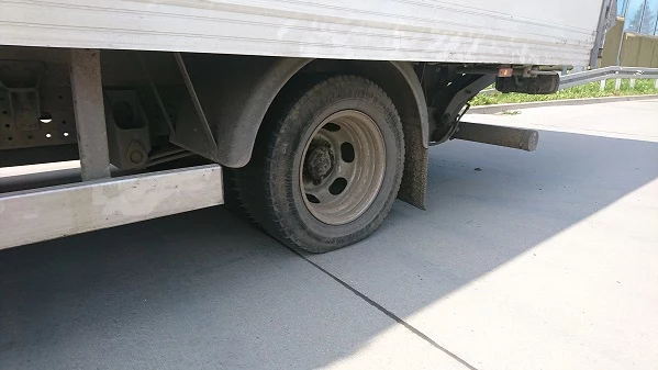 Już na pierwszy rzut oka było widać, że auto jest przeciążone