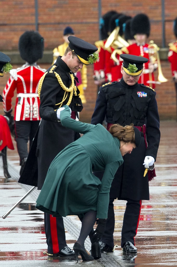 Rok 2013, Dzień Św. Patryka. Obcas ciężarnej księżnej utknął w szczelinie kratki. Przed upadkiem uratował Kate jej mąż.