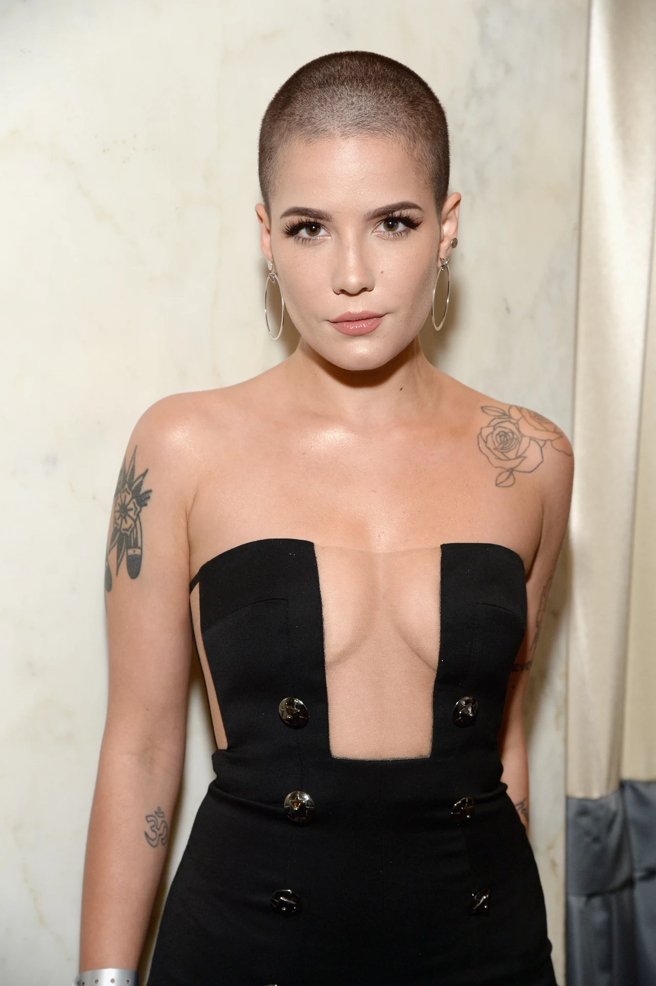 Halsey na początku kariery nosiła długie włosy. Z czasem amerykańska wokalistka zaczęła je skracać, zmieniać im kolor, aż w grudniu 2015 roku zaprezentowała się w nowej odsłonie - z głową ogoloną na łyso. Jak widać, taka fryzura przypadła Halsey do gustu, bowiem w maju tego roku Amerykanka znów zdecydowała się na taki krok. "Ogolenie głowy na łyso było ważne, ponieważ potrzebowałam udowodnić, że mogę nadal kochać siebie, nawet jeśli to zrobię" - tłumaczyła Halsey. Halsey na początku kariery nosiła długie włosy. Z czasem amerykańska wokalistka zaczęła je skracać, zmieniać im kolor, aż w grudniu 2015 roku zaprezentowała się w nowej odsłonie - z głową ogoloną na łyso. Jak widać, taka fryzura przypadła Halsey do gustu, bowiem w maju tego roku Amerykanka znów zdecydowała się na taki krok. "Ogolenie głowy na łyso było ważne, ponieważ potrzebowałam udowodnić, że mogę nadal kochać siebie, nawet jeśli to zrobię" - tłumaczyła Halsey.