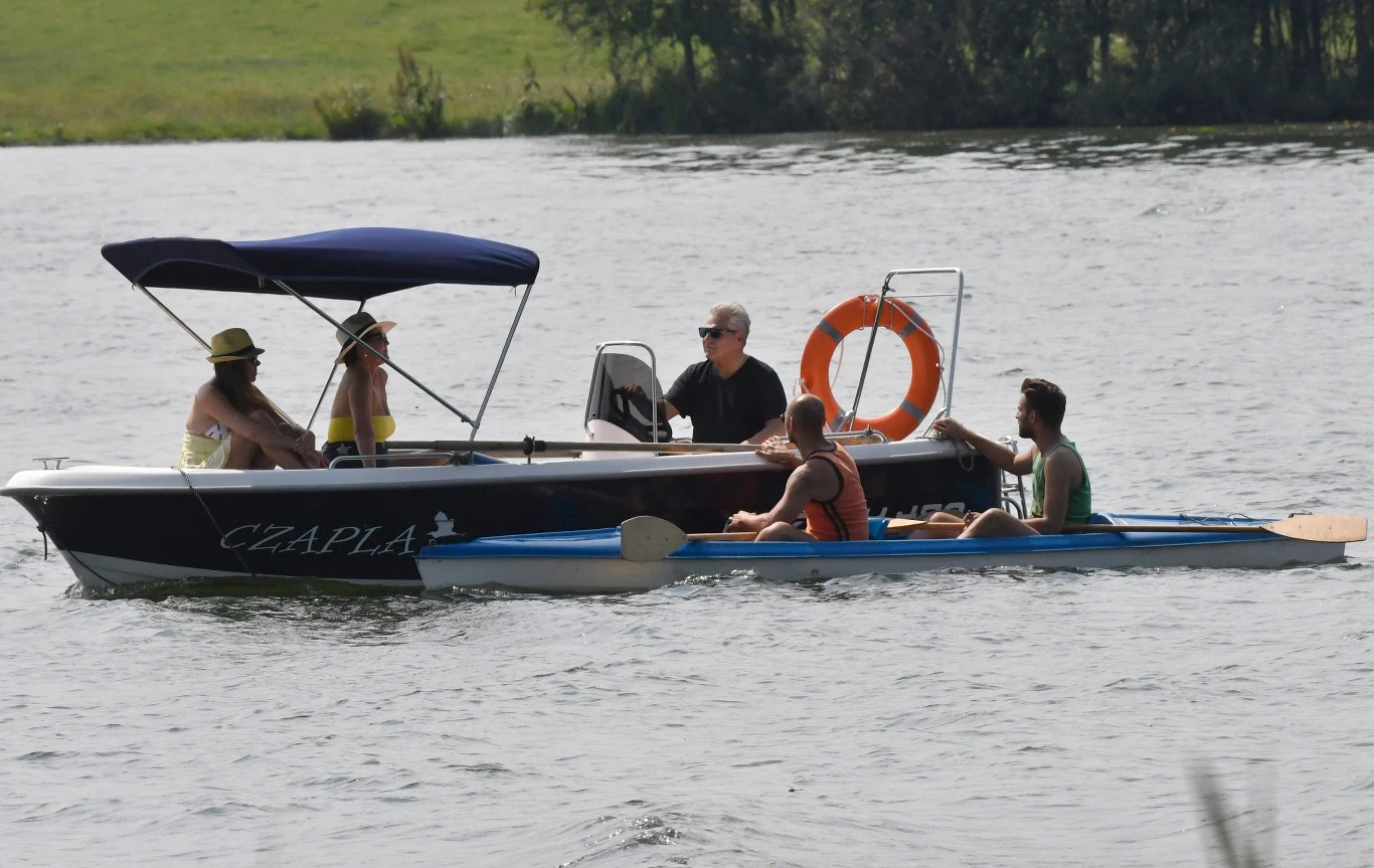 W pewnym momencie do ich łodzi podpłynęli przystojni kajakarze. Niestety, ich córka już wydana za mąż... W pewnym momencie do ich łodzi podpłynęli przystojni kajakarze. Niestety, ich córka już wydana za mąż...