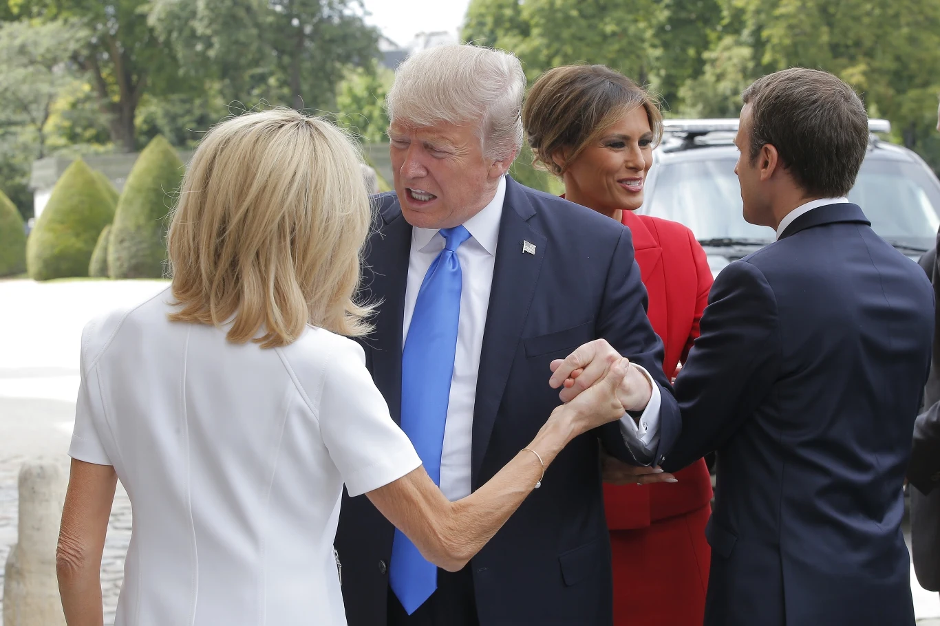 Donald Trump wita się z Brigitte Macron Donald Trump wita się z Brigitte Macron