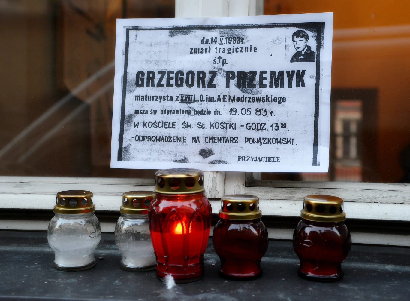 Kwiaty i znicze przed tablicą poświęconą pamięci Grzegorza Przemyka, umieszczoną na ścianie budynku przy ulicy Jezuickiej, gdzie mieścił się posterunek Milicji Obywatelskiej Kwiaty i znicze przed tablicą poświęconą pamięci Grzegorza Przemyka, umieszczoną na ścianie budynku przy ulicy Jezuickiej, gdzie mieścił się posterunek Milicji Obywatelskiej