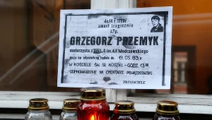 Kwiaty i znicze przed tablicą poświęconą pamięci Grzegorza Przemyka, umieszczoną na ścianie budynku przy ulicy Jezuickiej, gdzie mieścił się posterunek Milicji Obywatelskiej
