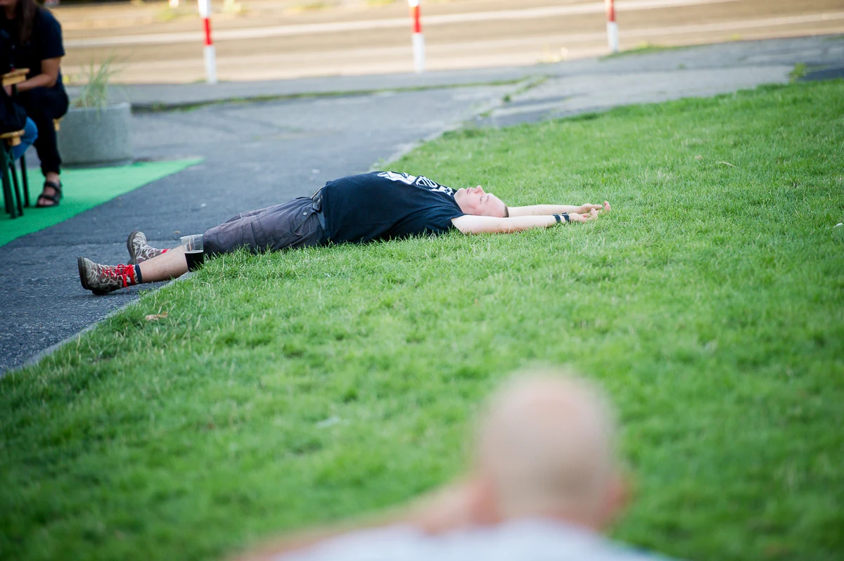 Tegoroczny Jarocin Festiwal odbywa się w zmienionej formule - impreza nie odbywa się na obrzeżach miasta, ale w różnych lokalizacjach w ścisłym centrum, m.in. w parku Radolińskich, na Rynku Staromiejskim i ruinach kościoła Świętego Ducha. Zobaczcie zdjęcia publiczności!