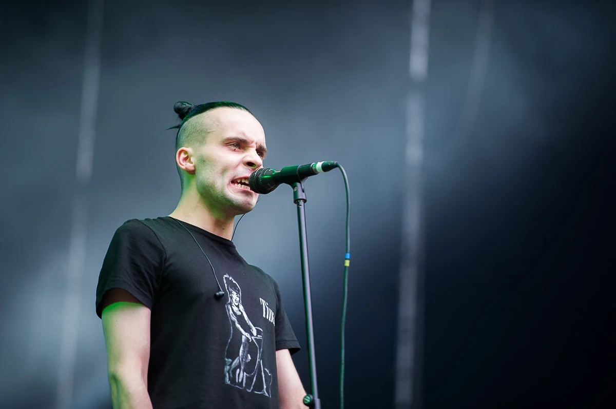 Na czele DFC stoi wokalista Paveu Ostrovsky, który na castingu w trzeciej edycji "Mam talent" (2010) w oryginalny sposób zaśpiewał utwór "Life On Mars" Davida Bowiego. Od jurorów usłyszał trzy razy "tak", znakomicie przyjęła go także publiczność w studiu. 