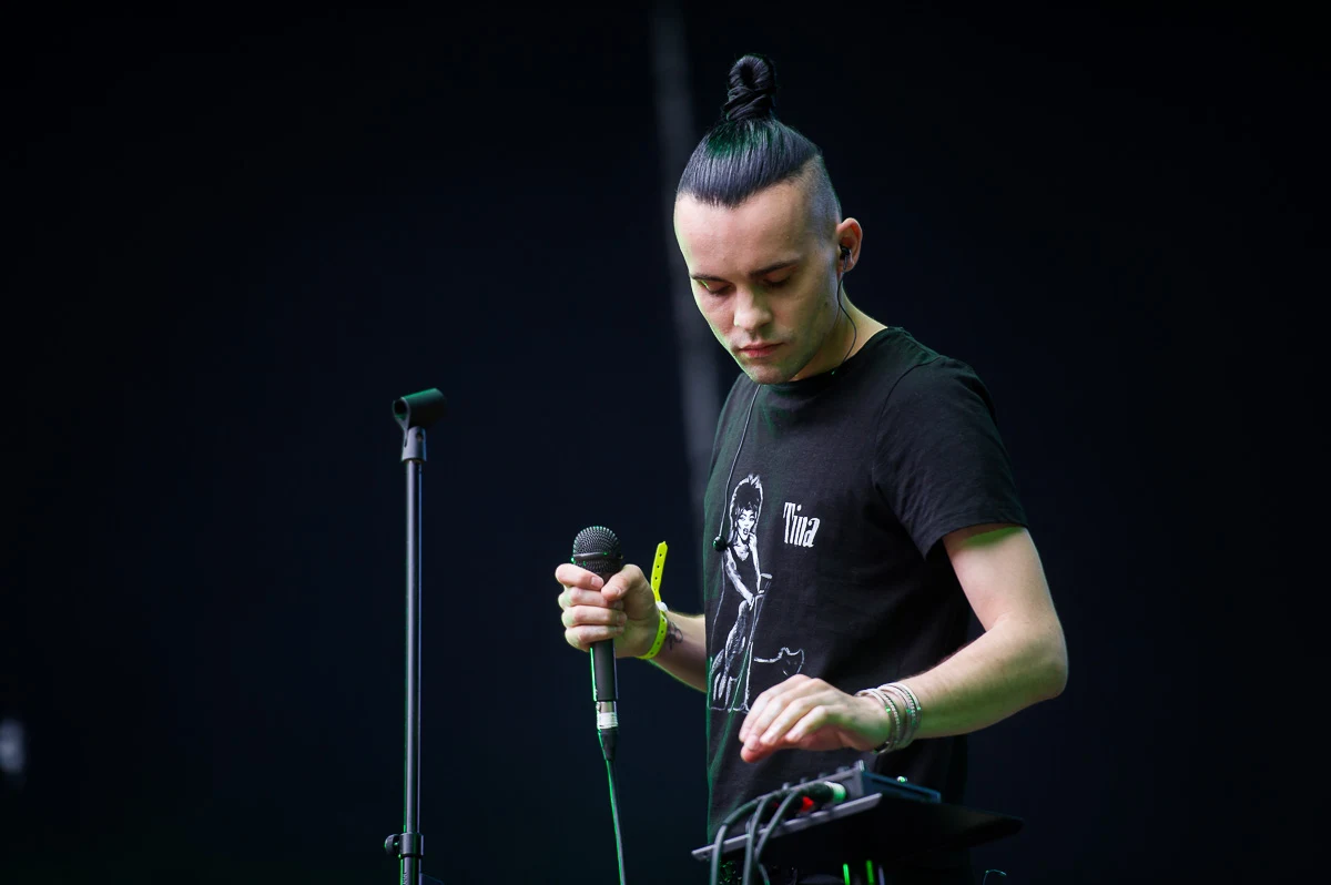 Po "Mam talent" Paveu został m.in. zauważony przez słynną niemiecką wokalistkę Ninę Hagen, zagrał kilka koncertów (pod szyldem YXX z m.in. Mariuszem Kumalą z grupy Closterkeller) i przepadł. "Przez dłuższy czas nie mogłem trafić na właściwych ludzi, z którymi mógłbym realizować swoje muzyczne marzenia. Nawet jeśli kogoś takiego spotykałem, za każdym razem okazywało się to rozczarowującym fiaskiem. W końcu przestawiłem życie na inny tor zdominowany przez pracę w korporacji. Prawdę mówiąc przestałem się już nawet zastanawiać, czy kiedykolwiek wrócę do grania" - mówi Ostrovsky.