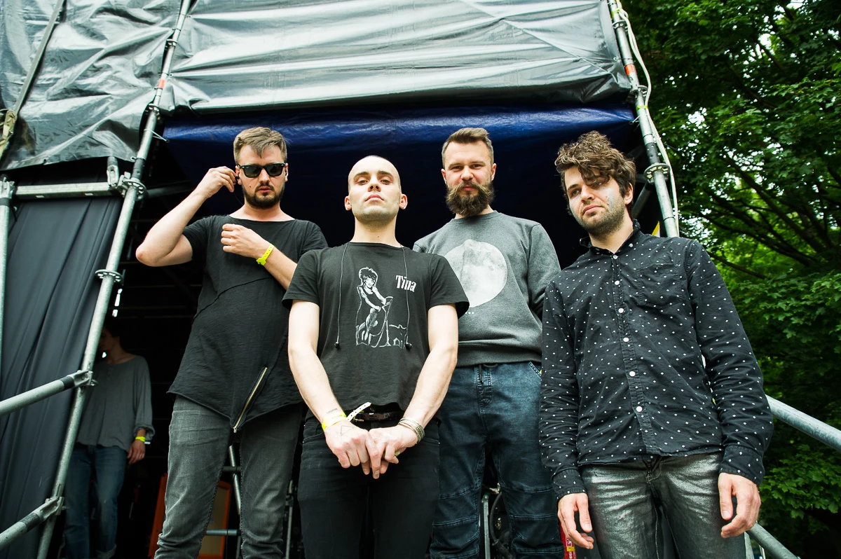 W skład Decadent Fun Club wchodzą Paveu Ostrovsky oraz muzycy zespołów Krem (Jasiek Łukomski aka John d'Arc) i nieistniejącego już Out of Tune (Mateusz Gągol i Kamil Falkor). 