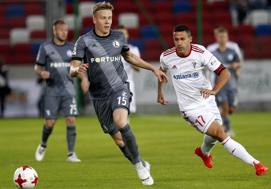 Igor Angulo (z prawej) strzelił dwa gole Legii Igor Angulo (z prawej) strzelił dwa gole Legii