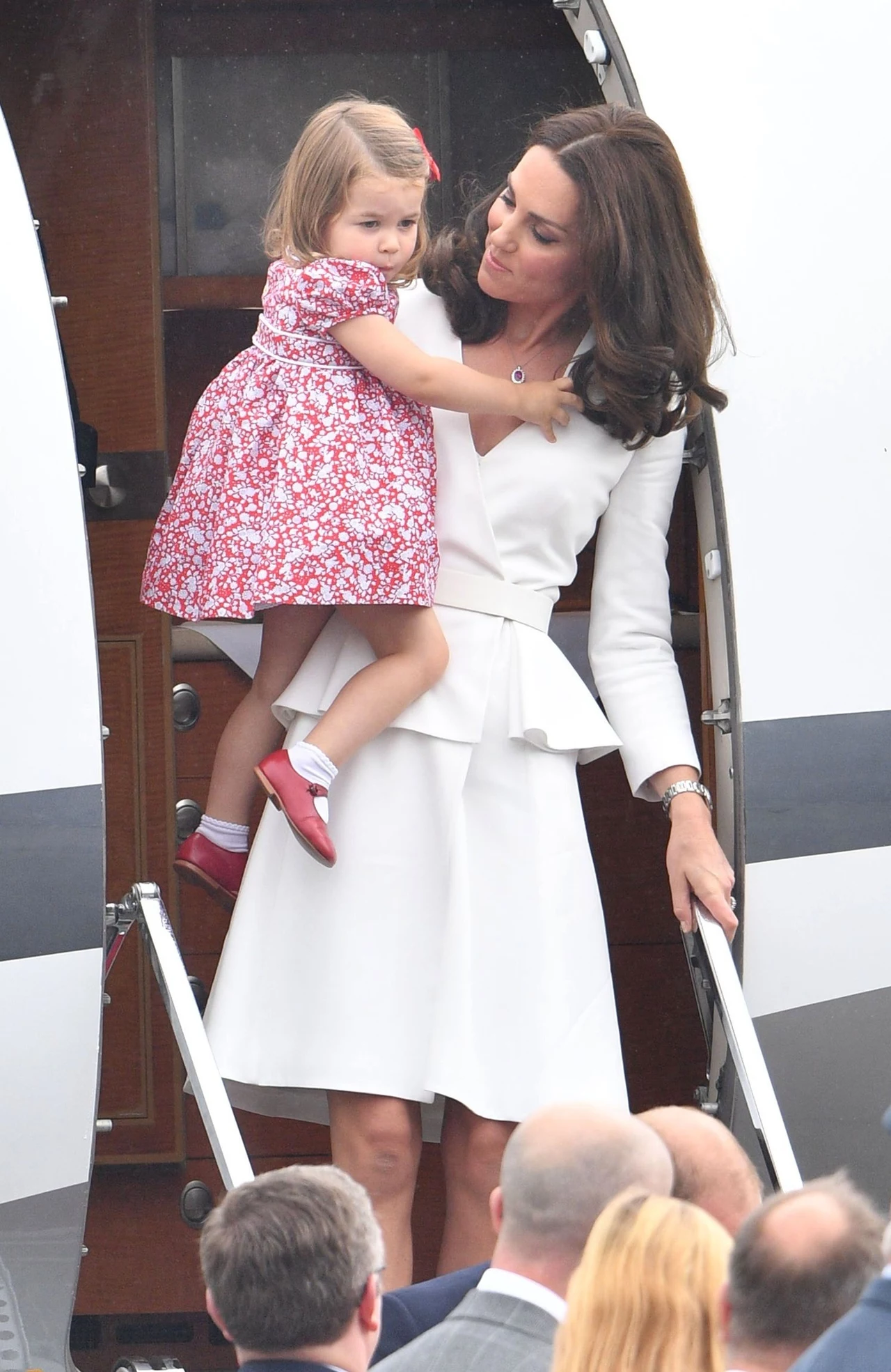 Księżna Kate na tę okazję wybrała białą kreację od brytyjskiego domu mody Alexander McQueen. Ulubienica Brytyjczyków znana jest z tego, że lubi kupić na wyprzedażach, tak było i tym razem. Kostium, który założyła, jest przeceniony z 2000 funtów na niecałe 800.