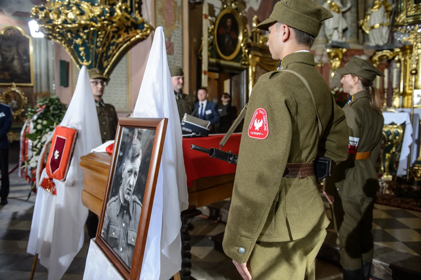 Ekshumowane z grobu znajdującego się na cmentarzu w Siemieniu, szczątki Taraszkiewicza zostały pochowane w mogile będącej symbolicznym grobem jego brata Edwarda Taraszkiewicza ps. Żelazny, którego faktyczne miejsce pochówku jest nieznane.