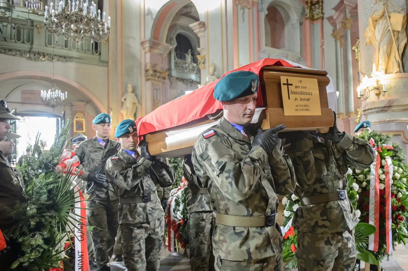 Ekshumowane z grobu znajdującego się na cmentarzu w Siemieniu, szczątki Taraszkiewicza zostały pochowane w mogile będącej symbolicznym grobem jego brata Edwarda Taraszkiewicza ps. Żelazny, którego faktyczne miejsce pochówku jest nieznane.