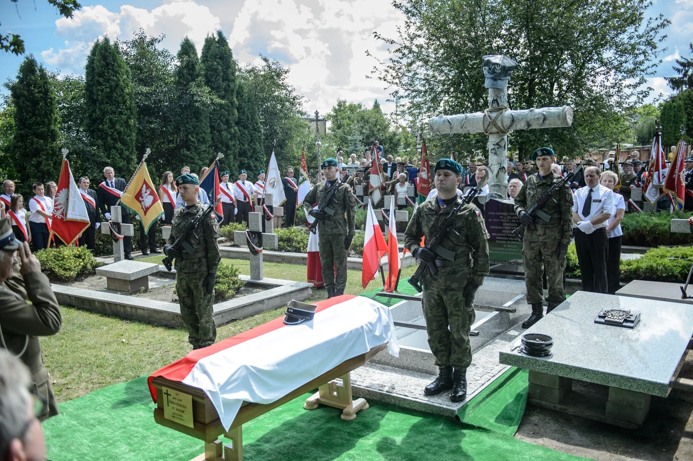 Ekshumowane z grobu znajdującego się na cmentarzu w Siemieniu, szczątki Taraszkiewicza zostały pochowane w mogile będącej symbolicznym grobem jego brata Edwarda Taraszkiewicza ps. Żelazny, którego faktyczne miejsce pochówku jest nieznane.