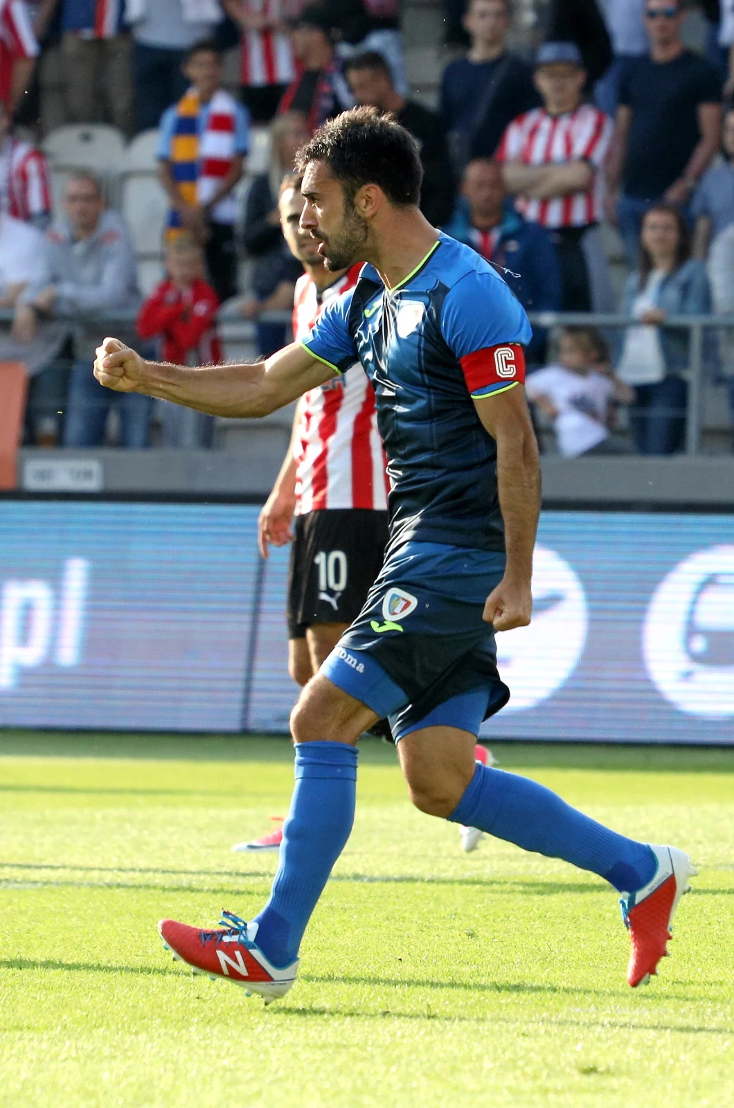 Gerard Badia cieszy się z bramki strzelonej Cracovii Gerard Badia cieszy się z bramki strzelonej Cracovii