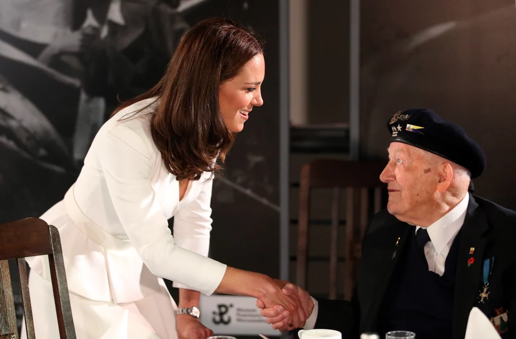 Księżna Kate rozmawia z mężczyzną, który walczył w powstaniu warszawskim