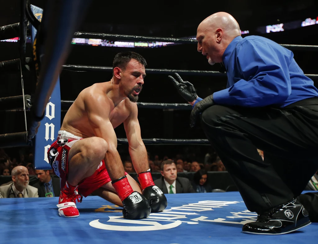 Robert Guerrero liczony przez sędziego w walce z Omarem Figueroą jr. Robert Guerrero liczony przez sędziego w walce z Omarem Figueroą jr.