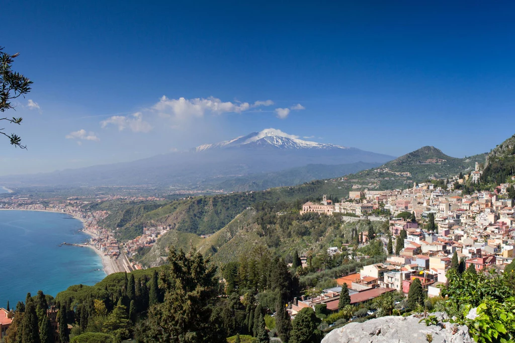 Taormina. Starożytne miasto u stóp Etny może pochwalić się wieloma zabytkami – m.in. rzymskim akweduktem, teatrem greckim oraz Zamkiem Saracenów.