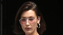 Bella Hadid nawet na spacerze czuje się swobodnie. Wąskie białe jeansy, krótki, obcisły top, a co najlepsze - brak stanika! Myślicie, że słusznie wybrała taką stylizację na spacer po ulicach Nowego Jorku, gdzie aż roi się od paparazzi?