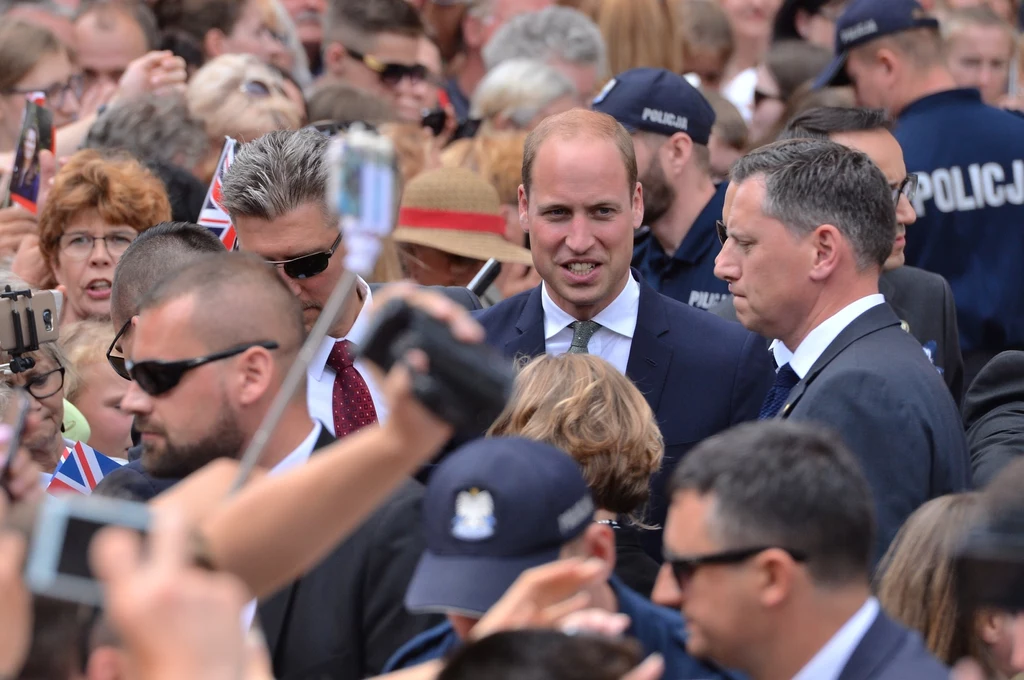 Książę William podczas spaceru wokół Fontanny Neptuna Książę William podczas spaceru wokół Fontanny Neptuna