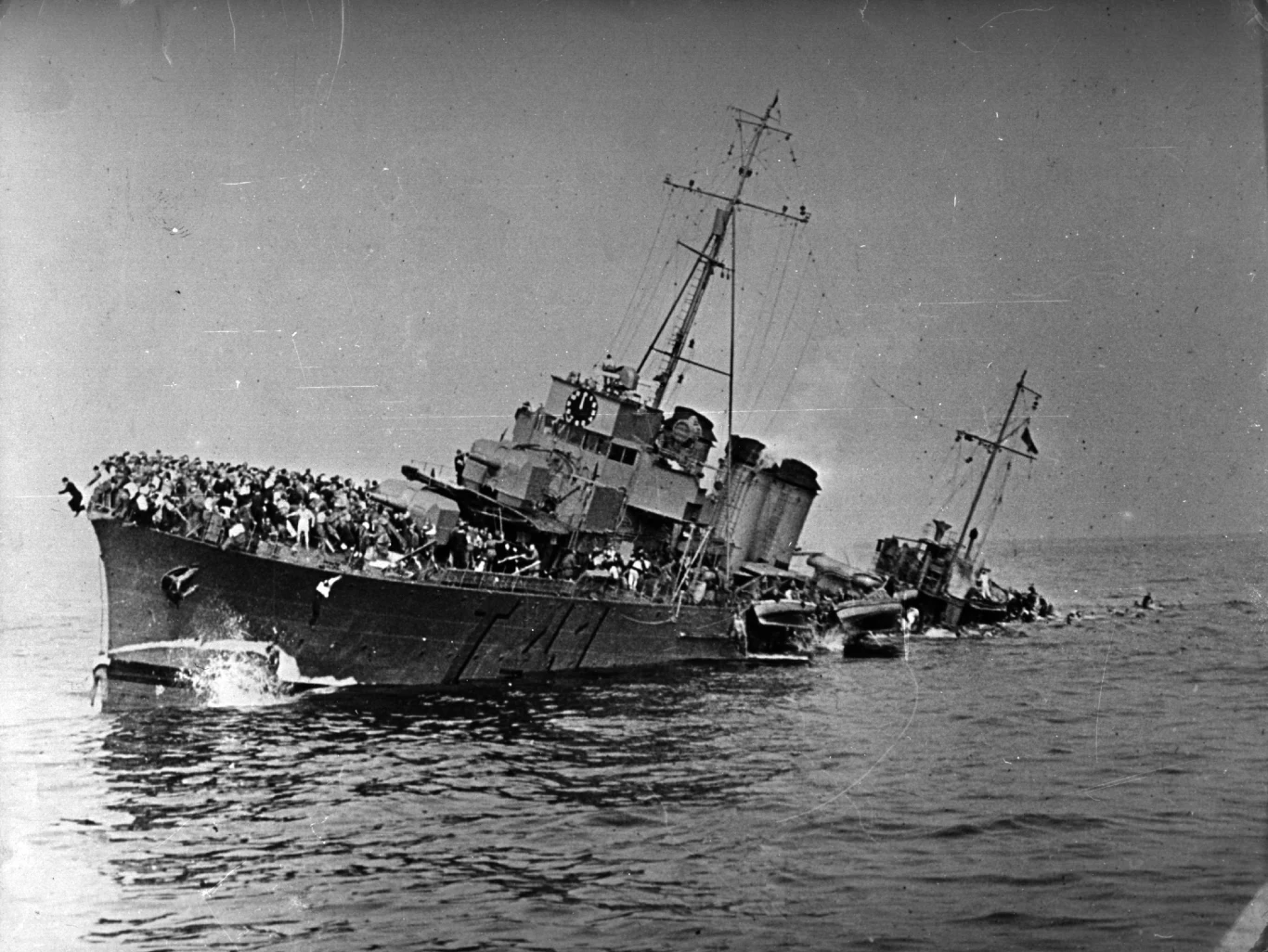 Francuski niszczyciel "Bourrasque" tonie po natknięciu się na minę. Na pokładzie okrętu znajdowało się 1200 alianckich żołnierzy /Hulton Archive/Getty Images