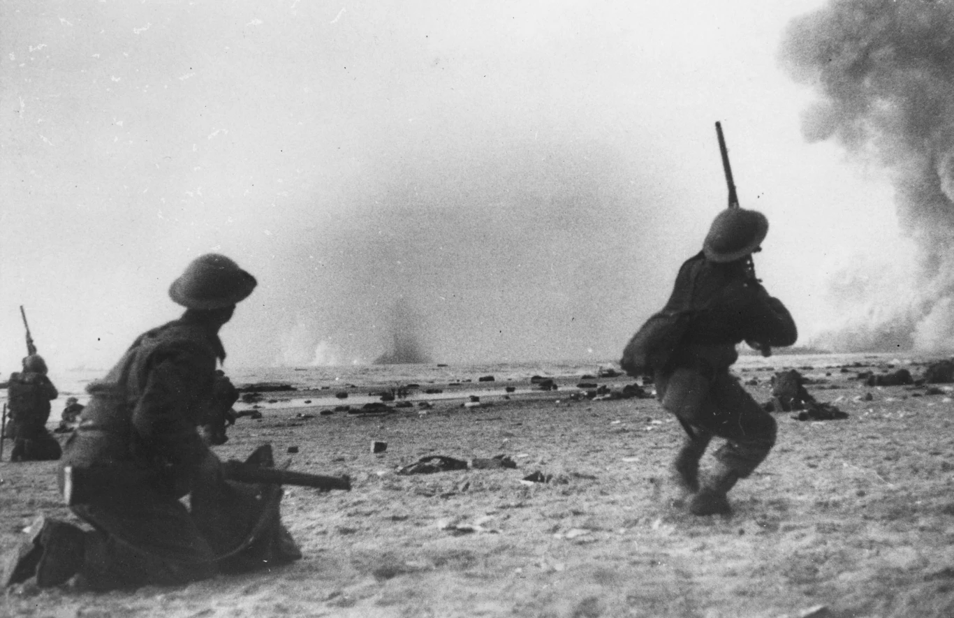Bombardowania na plażach Dunkierki. Brytyjski żołnierz strzela do niemieckiego bombowca /Grierson/Getty Images