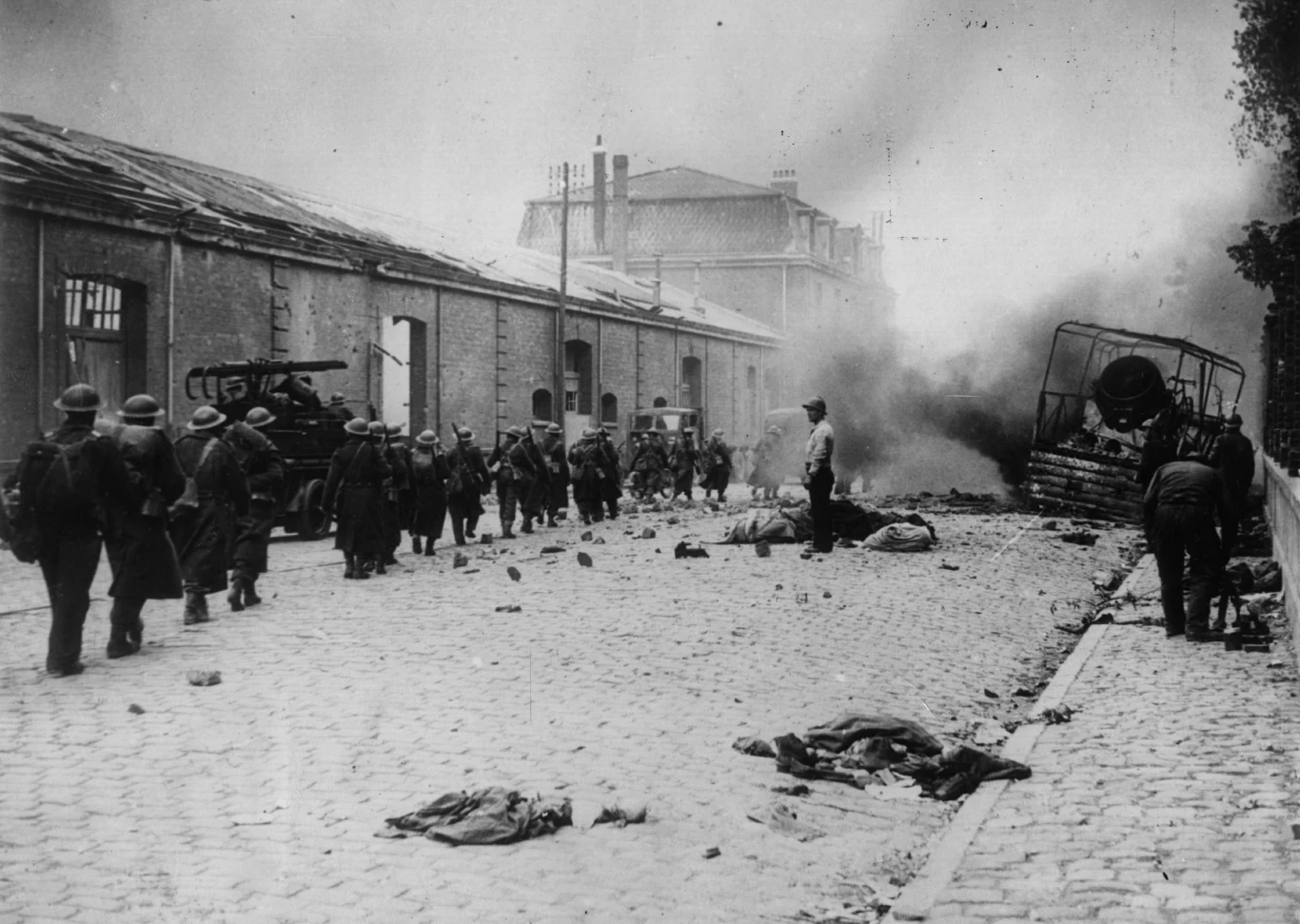 1 czerwca 1940 r. - kolumna brytyjskich żołnierzy na ulicach bombardowanej przez Niemców Dunkierki /Keystone/Getty Images