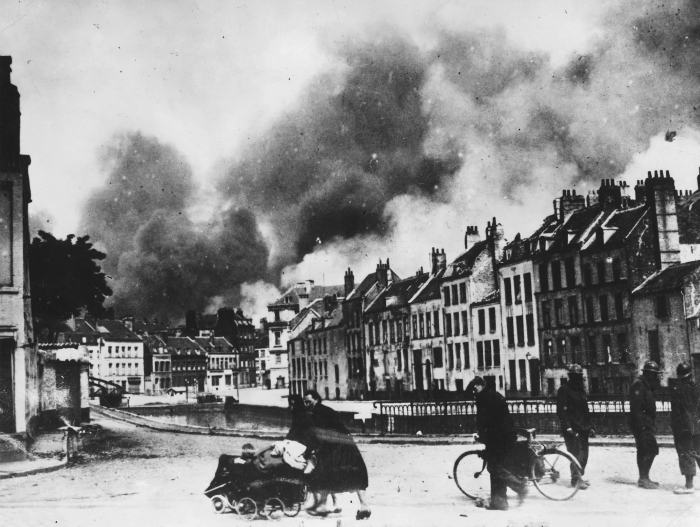Uciekinierzy z bombardowanej przez Niemców Dunkierki /Topical Press Agency/Getty Images