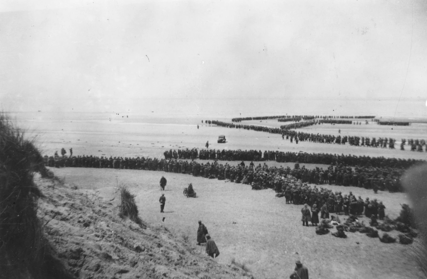 Tysiące brytyjskich żołnierzy oczekujących na ewakuację z plaż Dunkierki. Z niemal 250 tys. Brytyjczyków okrążonych przez Niemców, na francuskim brzegu pozostało ponad 30 tys. /Fox Photos/Getty Images