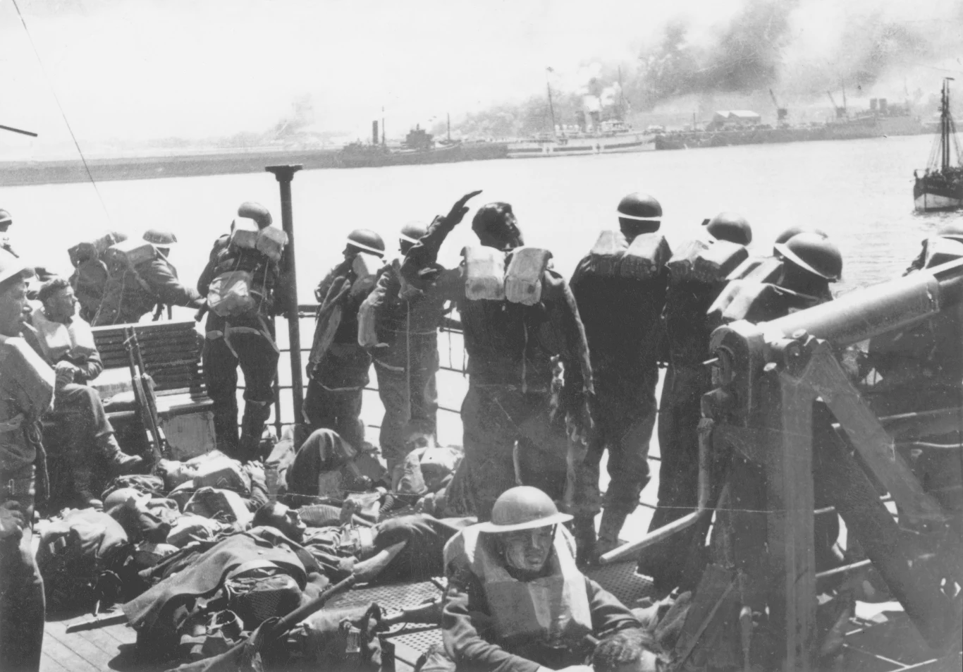 Ewakuacja spod Dunkierki. Brytyjscy żołnierze spoglądają na francuski brzeg z pokładu okrętu, transportującego ich do Anglii /Keystone/Hulton Archive/Getty Images