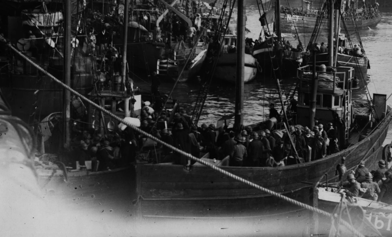 Flotylla małych łodzi z ewakuowanymi spod Dunkierki żołnierzami /Hulton Archive/Getty Images)