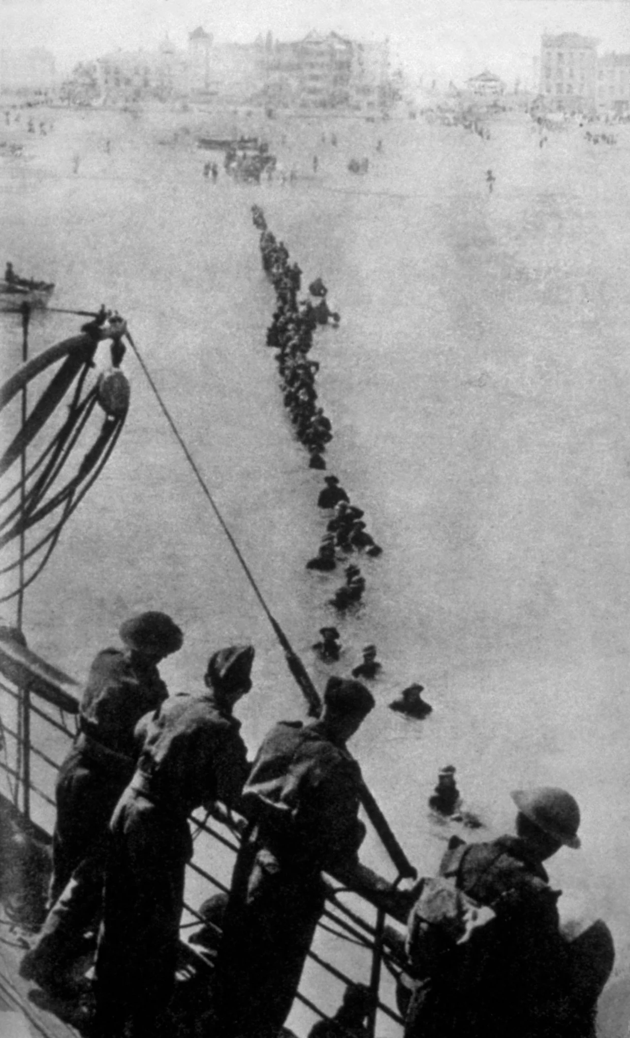Sznur aliankich żołnierzy próbujących dosrtać się na pokład okrętu /Bert Hardy/Keystone/Getty Images)