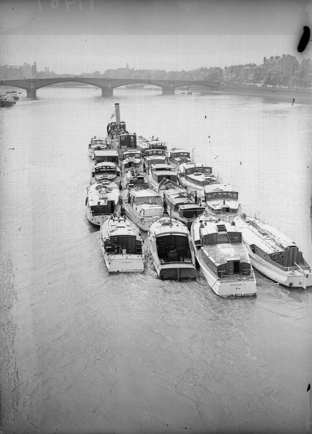 Flotylla małych łodzi uzytych do ewakuacji spod Dunkierki /Harold Clements/London Express/Getty Images) Restrictions
