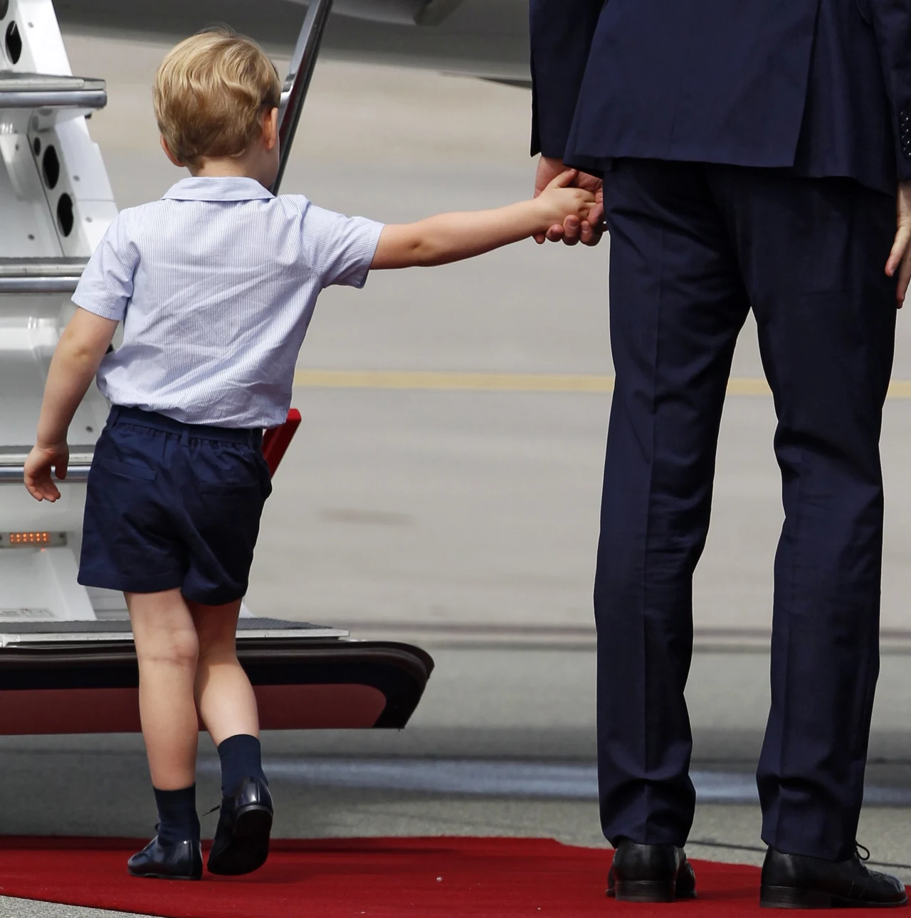 Geroge wyraźnie dawał znać ojcu, że chce już iść Geroge wyraźnie dawał znać ojcu, że chce już iść