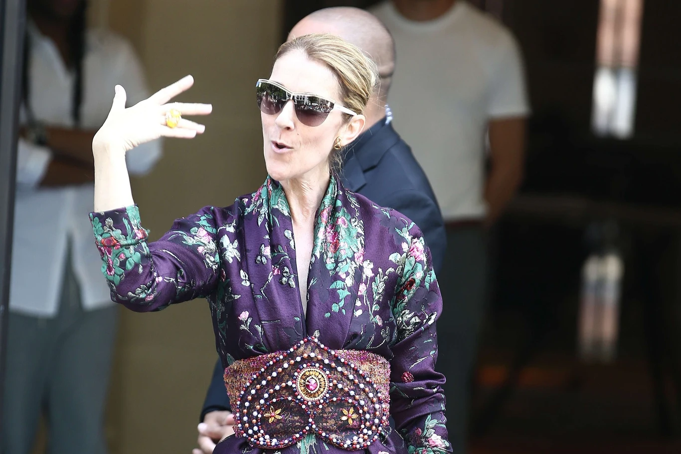 Celine Dion nie przestaje zaskakiwać. 49-letnia kanadyjska gwiazda wyraźnie odczuwa większą niż kiedykolwiek swobodę w modowych stylizacjach, na jakie się decyduje. Wydaje się, że kanadyjska wokalistka uporała się już ze śmiercią męża, Rene Angelila. Wieloletni menedżer i odkrywca talentu Celine Dion zmarł na dwa dni przed swoimi 74. urodzinami, 14 stycznia 2015 roku po długotrwałej walce z rakiem. Po raz pierwszy wykryto u niego tę chorobę w 1999 r., co skłoniło Dion do przerwania kariery. W połowie 2016 r. wokalistka wróciła do koncertowania oraz do studia nagraniowego. To wówczas do sklepów trafił jej francuskojęzyczny album "Encore Un Soir". Celine Dion nie przestaje zaskakiwać. 49-letnia kanadyjska gwiazda wyraźnie odczuwa większą niż kiedykolwiek swobodę w modowych stylizacjach, na jakie się decyduje. Wydaje się, że kanadyjska wokalistka uporała się już ze śmiercią męża, Rene Angelila. Wieloletni menedżer i odkrywca talentu Celine Dion zmarł na dwa dni przed swoimi 74. urodzinami, 14 stycznia 2015 roku po długotrwałej walce z rakiem. Po raz pierwszy wykryto u niego tę chorobę w 1999 r., co skłoniło Dion do przerwania kariery. W połowie 2016 r. wokalistka wróciła do koncertowania oraz do studia nagraniowego. To wówczas do sklepów trafił jej francuskojęzyczny album "Encore Un Soir".