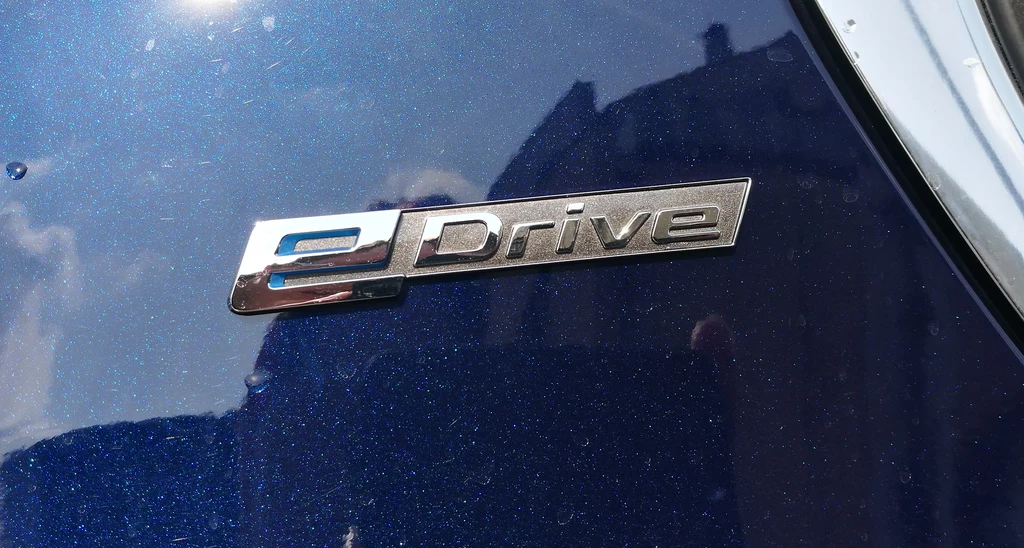 Logo eDrive – jeden z niewielu elementów wyróżniających model 330e