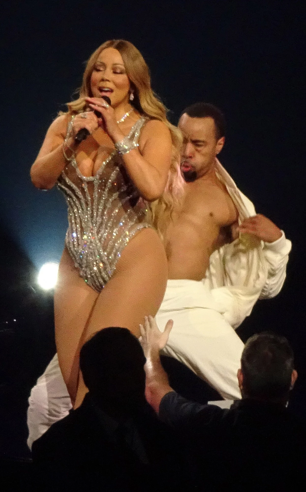 Mariah Carey najwyraźniej nie przejmuje się tuszą. Na scenie nadal występuje w obcisłych strojach odsłaniających jej spore uda. Piosenkarka najwyraźniej uważa, że taką figurą można się pochwalić. Uważacie, że słusznie? Mariah Carey najwyraźniej nie przejmuje się tuszą. Na scenie nadal występuje w obcisłych strojach odsłaniających jej spore uda. Piosenkarka najwyraźniej uważa, że taką figurą można się pochwalić. Uważacie, że słusznie?
