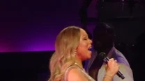 Mariah Carey najwyraźniej nie przejmuje się tuszą. Na scenie nadal występuje w obcisłych strojach odsłaniających jej spore uda. Piosenkarka najwyraźniej uważa, że taką figurą można się pochwalić. Uważacie, że słusznie?