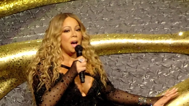 Mariah Carey najwyraźniej nie przejmuje się tuszą. Na scenie nadal występuje w obcisłych strojach odsłaniających jej spore uda. Piosenkarka najwyraźniej uważa, że taką figurą można się pochwalić. Uważacie, że słusznie?