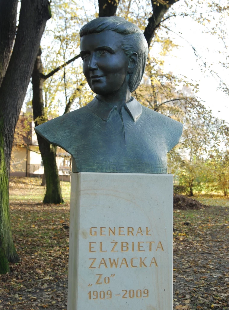 Elżbieta Zawacka była jedyną kobietą w szeregach cichociemnych. Na zdjęciu jej pomnik w krakowskim Parku Jordana (fot. Skabiczewski/CC BY-SA 4.0)